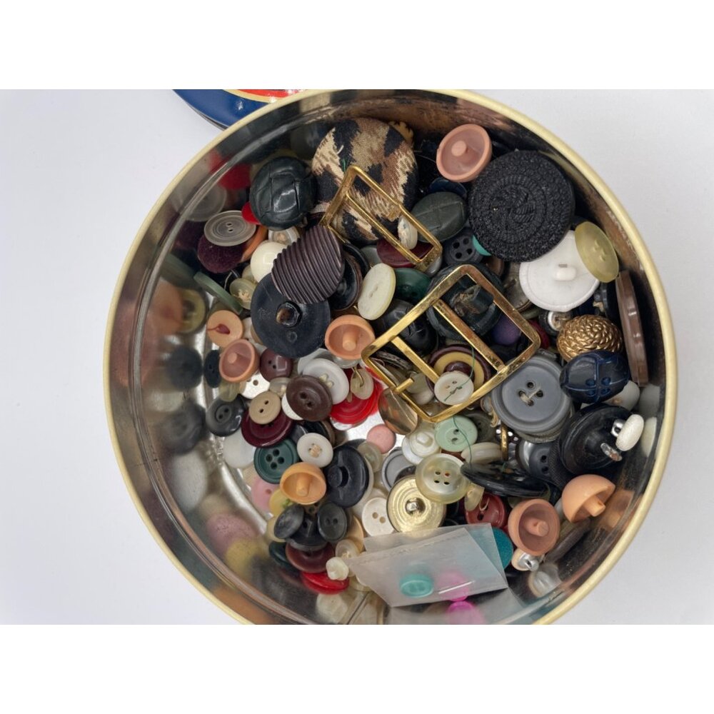 Lot of Vintage Sewing Buttons in Tin Can - Picture 5 of 6